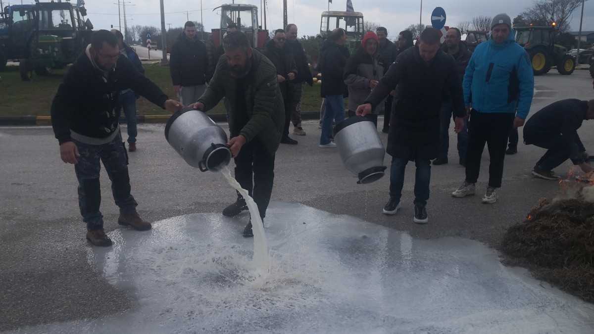Τρίκαλα: Συμβολικός αποκλεισμός του κόμβου Μεγαλοχωρίου από αγρότες