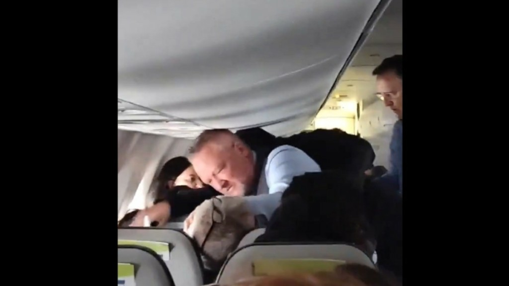 Πανικός σε πτήση της Alaska Airlines: Αεροσυνοδός γρονθοκόπησε άνδρα που επιτέθηκε σε γυναικά (ΒΙΝΤΕΟ)