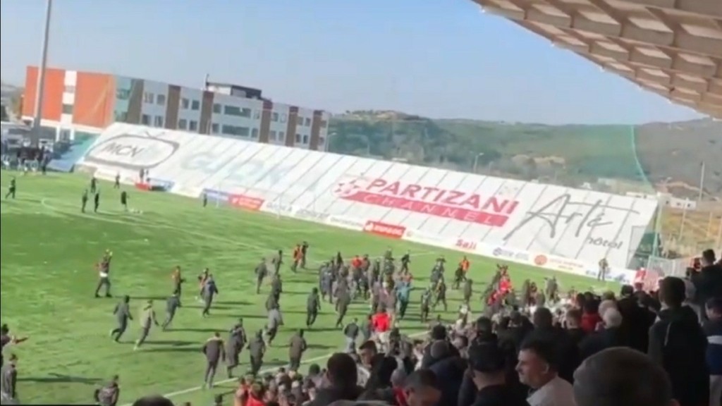 Ξύλο και συμπλοκές σε ντέρμπι του αλβανικού πρωταθλήματος – Τραυματίστηκε ένας αστυνομικός (BINTEO)