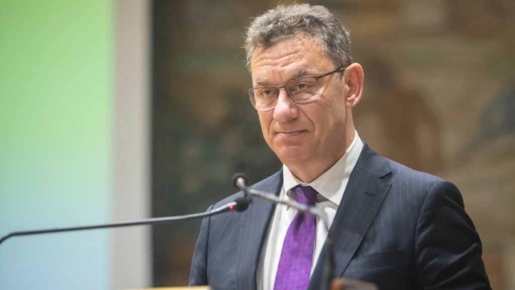 Άλμπερτ Μπουρλά: Γιούχα για τον CEO της Pfizer στον Λευκό Οίκο – Πως αντέδρασε ο Τραμπ