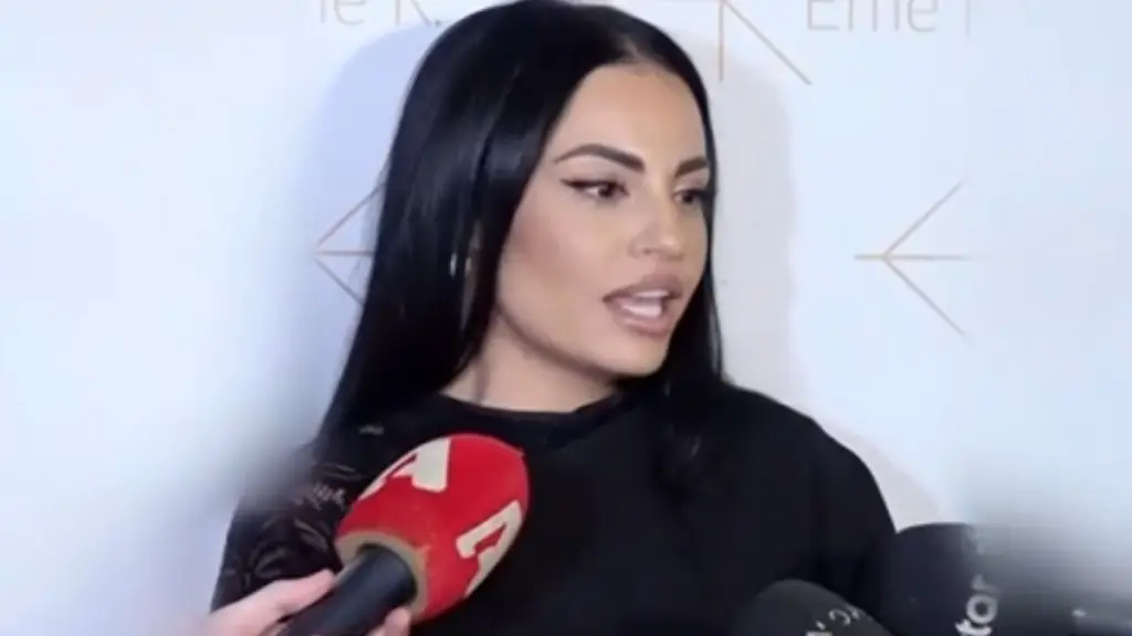 Δήμητρα Αλεξανδράκη: Η ενόχληση της από την οχλαγωγία στην εκκλησία – «Είμαι αμαρτωλή αλλά όχι ασέβαστη”