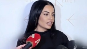 Δήμητρα Αλεξανδράκη: Η ενόχληση της από την οχλαγωγία στην εκκλησία – «Είμαι αμαρτωλή αλλά όχι ασέβαστη”