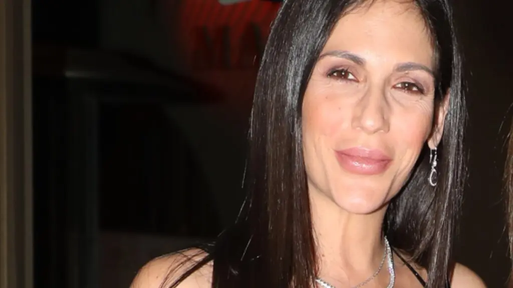 Ανθή Βούλγαρη: Με φουσκωμένη κοιλίτσα και ροζ βελούδινο φόρεμα σε σπάνια βραδινή έξοδο λίγο πριν γεννήσει