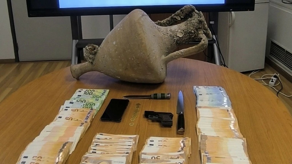 Χειροπέδες σε άνδρα που ήθελε να πουλήσει στο διαδίκτυο αρχαίο αμφορέα