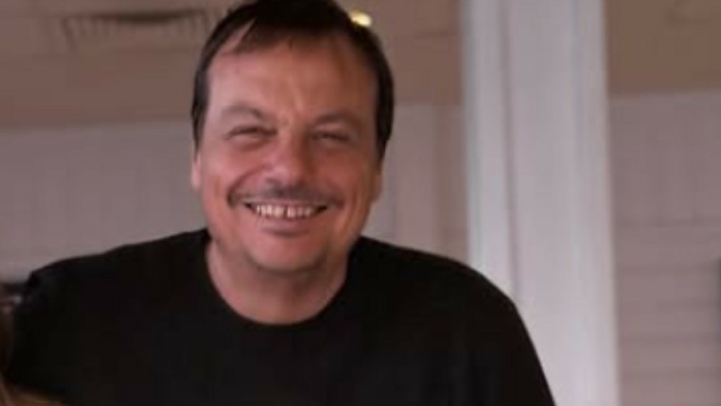 Εργκίν Αταμάν: Με την γοητευτική σύζυγό του στα μπουζούκια – Απόλαυσαν τον Κωνσταντίνο Αργυρό – Φωτογραφία