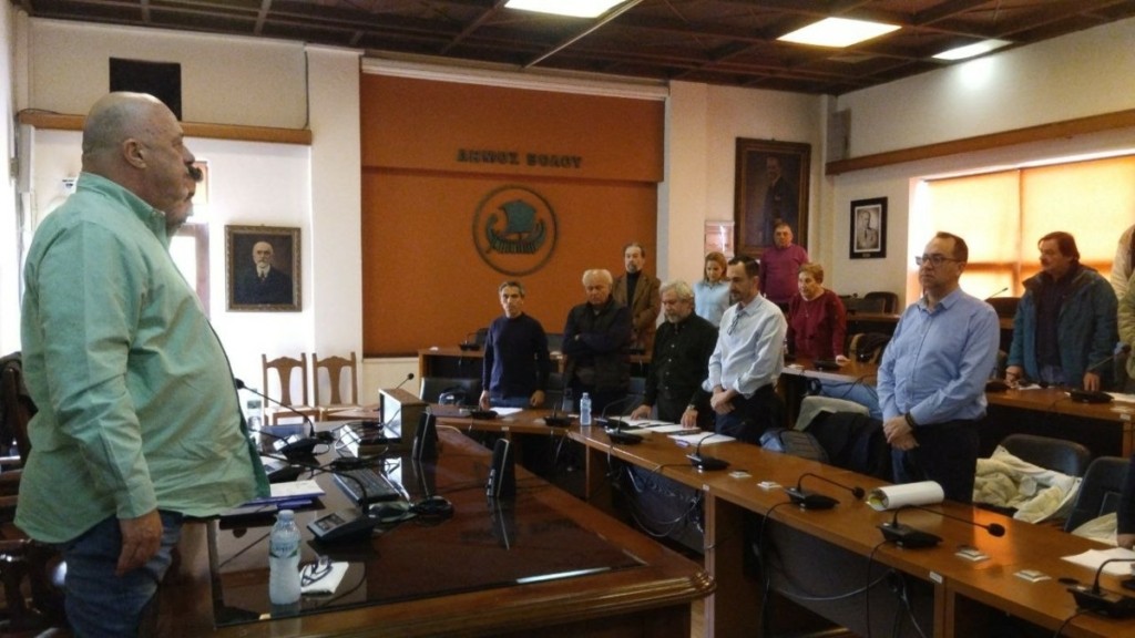 Βόλος-Τέμπη: Ειρωνείες και αντιδράσεις για το ένα λεπτό σιγής στο Δημοτικό Συμβούλιο – «Άιντε να σηκωθούμε όλοι» είπε ο Μπέος