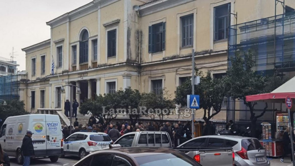Λαμία: Ρομά επιχείρησε να χτυπήσει με το αυτοκίνητο κατοίκους της Ανθήλης