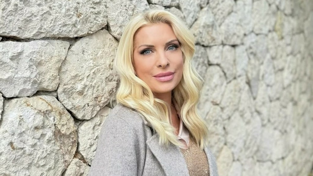 Ελένη Μενεγάκη: Ποζάρει μπροστά στο αναμμένο τζάκι του σπιτιού της – Δείτε φωτογραφίες