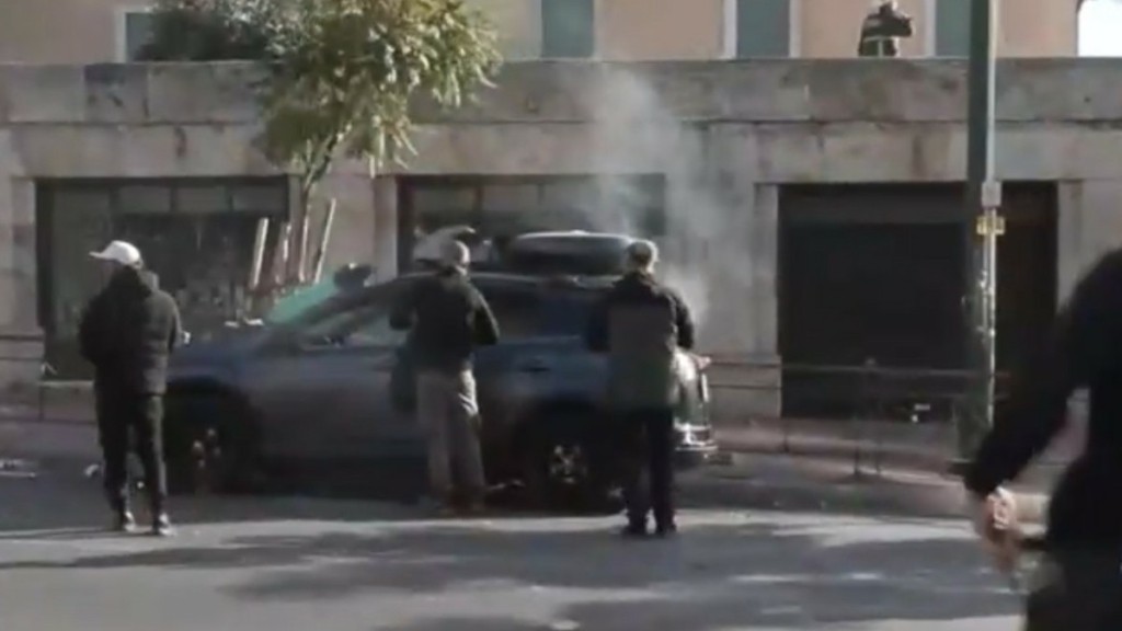 Αυτοκίνητο τηλεοπτικού σταθμού αρπάζει φωτιά από μολότοφ έξω από τη Βουλή