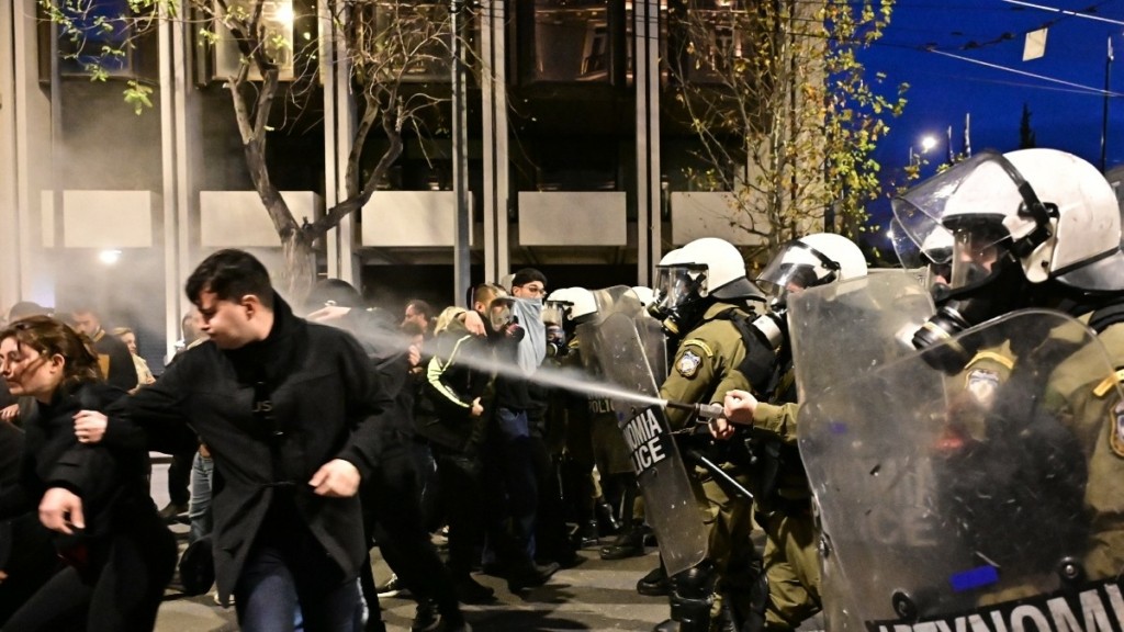 Ένταση και πάλι στο Σύνταγμα – Αστυνομικές δυνάμεις επιχειρούν να απωθήσουν διαδηλωτές