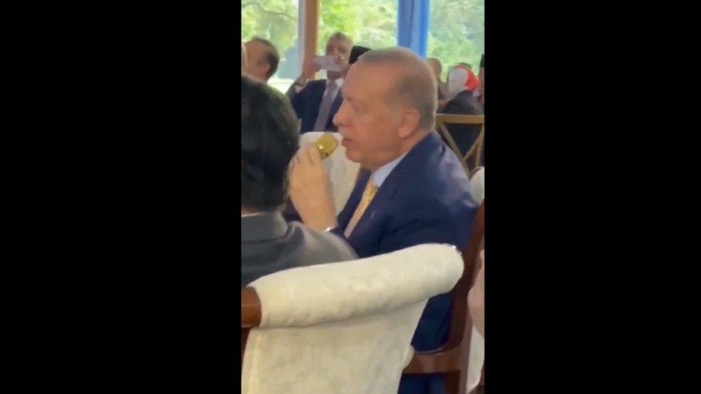 Ερντογάν: Τραγούδησε στην Ινδονησία οθωμανικό εμβατήριο με…χρυσό μικρόφωνο (βίντεο)