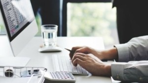 ΥΠΕΘΟ: Τέλος η «ομηρία» από χρέη – Απαλλαγή από ποινικές διώξεις και διπλή ρύθμιση-ανάσα για χιλιάδες επαγγελματίες και νοικοκυριά