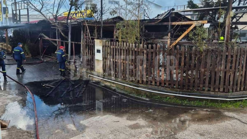 Πυρκαγιά σε επιχείρηση στη Βάρης-Κορωπίου – «Μας είπαν “βγείτε έξω, καίγεστε”» (φωτογραφίες)