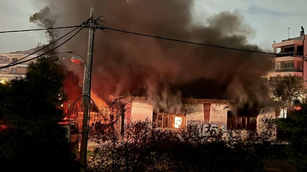 Φωτιά σε εγκαταλελειμμένο κτήριο στο Ψυχικό – Για εμπρησμό κάνουν λόγο οι κάτοικοι (Φωτογραφίες + Βίντεο)