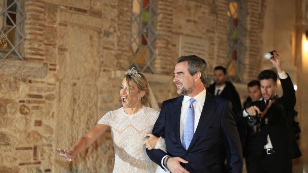 Νικόλαος Ντε Γκρες και Χρυσή Βαρδινογιάννη ενώθηκαν με τα ιερά δεσμά του γάμου: Η έξοδος του ζευγαριού από την εκκλησία