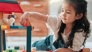 Την Παρασκευή ανοίγουν οι αιτήσεις για τις «Νταντάδες της Γειτονιάς»