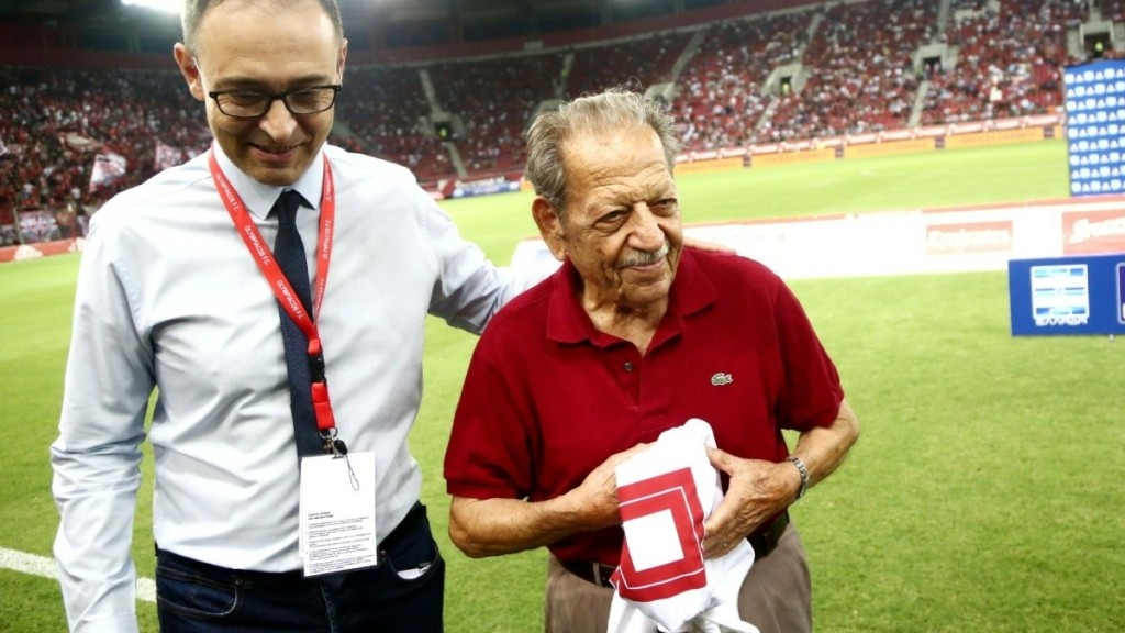 Νίκος Χάσικος: Πέθανε ο μεγαλύτερος σε ηλικία κάτοχος διαρκείας του Ολυμπιακού