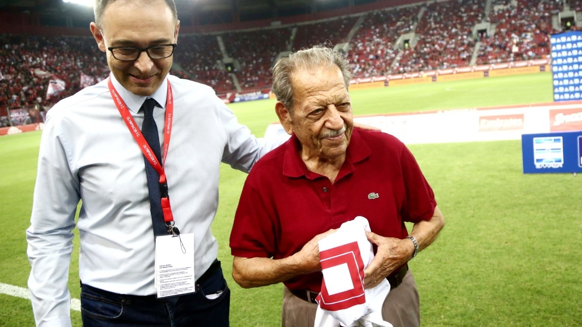 Νίκος Χάσικος: Πέθανε ο μεγαλύτερος σε ηλικία κάτοχος διαρκείας του Ολυμπιακού