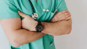 Άρτα: Προσήχθη γιατρός που κατηγορείται για “φακελάκι”