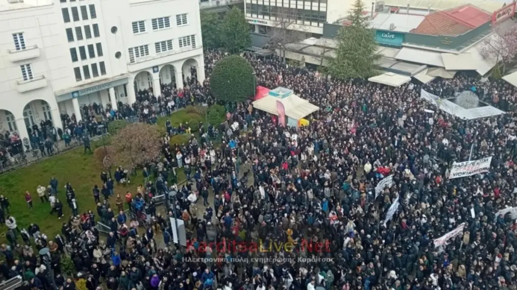 Καρδίτσα-Τέμπη: Χιλιάδες πολίτες στην κεντρική πλατεία ζήτησαν δικαίωση για τους 57 νεκρούς (φωτογραφίες, βίντεο)
