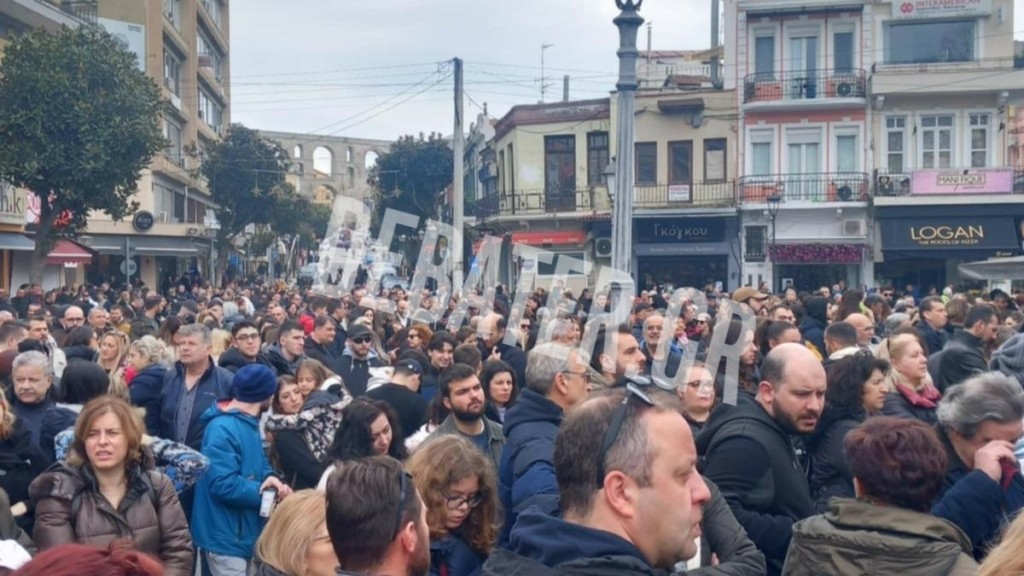 Καβάλα: Κοσμοσυρροή στην πλατεία της πόλης για τα Τέμπη (Φωτογραφία)