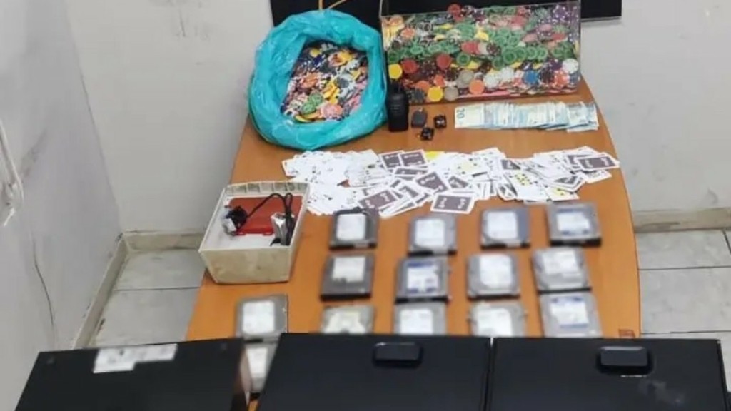 Έφοδος σε παράνομο καζίνο στην Αθήνα: Χειροπέδες σε 82 άτομα – 9 βρίσκονταν σε κρύπτη στο πατάρι (βίντεο και φωτογραφίες)