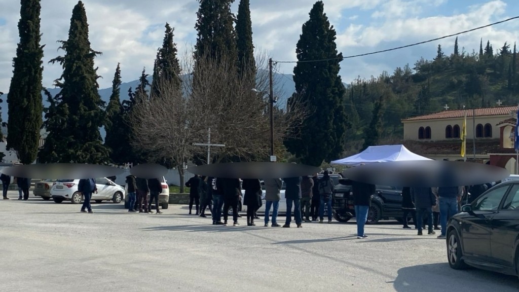 Λάρισα: Κηδεύτηκε στους Γόννους ο 60χρονος μακελάρης – «Δεν ήταν κακός άνθρωπος, είχε την ιδεολογία του» (pic+vid)