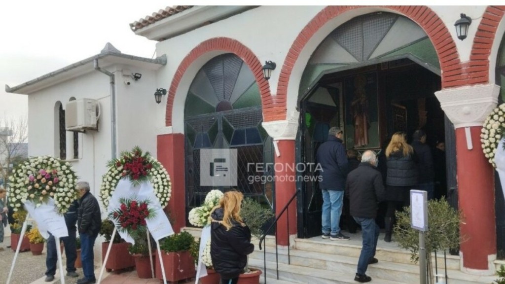 Βόλος: Οδύνη στην κηδεία του διανομέα που έπεσε νεκρός από τα πυρά του 60χρονου στη Λάρισα (vid+pics)