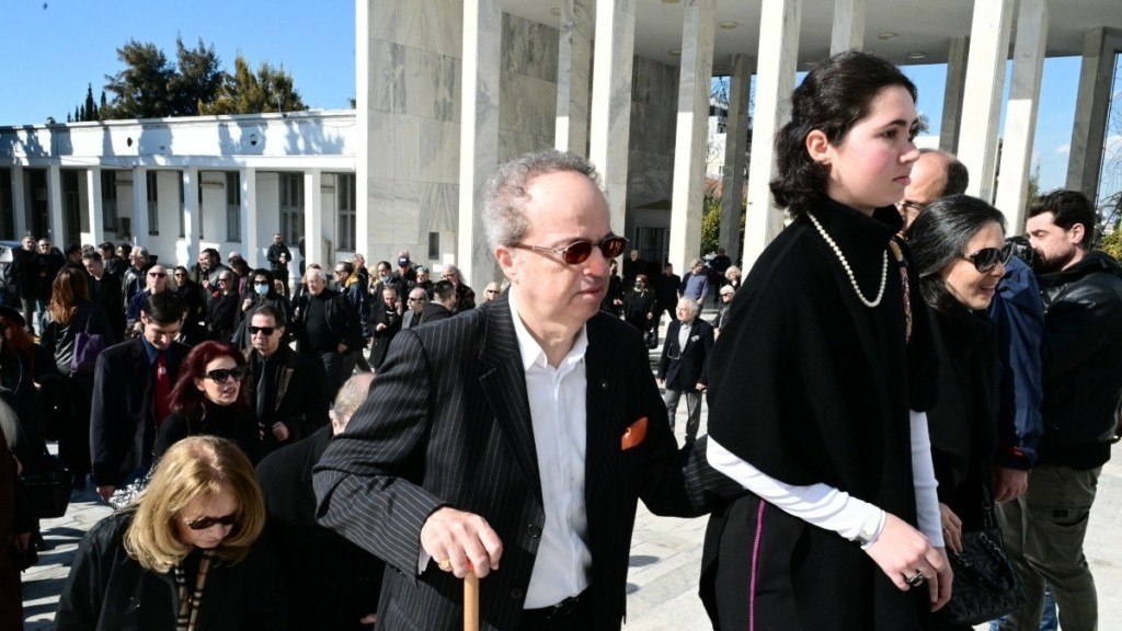 Δημήτρης Κολλάτος: Συγκίνηση στο τελευταίο αντίο στον γνωστό σκηνοθέτη – Ποιοι έδωσαν το παρών (pics)