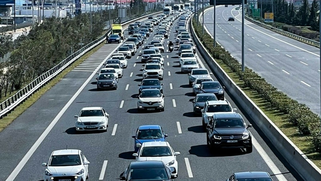 Προβλήματα στην Αττική οδό από πτώση χωμάτων – Η κίνηση στους δρόμους