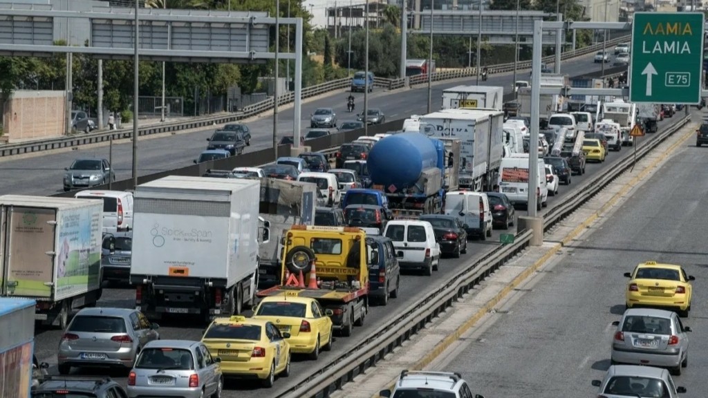 Στο «κόκκινο» η κίνηση στους δρόμους της Αττικής – Ουρές χιλιομέτρων σε ολόκληρο το οδικό δίκτυο