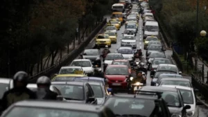 Κίνηση στους δρόμους: Στο “κόκκινο” οι δρόμοι της Αθήνας εν μέσω κακοκαιρίας – Μποτιλιάρισμα στον Κηφισό, προβλήματα στο κέντρο της Αθήνας