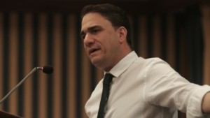 Τσουκαλάς: “Αν κάπου έπρεπε να μειωθούν οι μερίδες, ήταν στο φαγοπότι του ΟΠΕΚΕΠΕ”