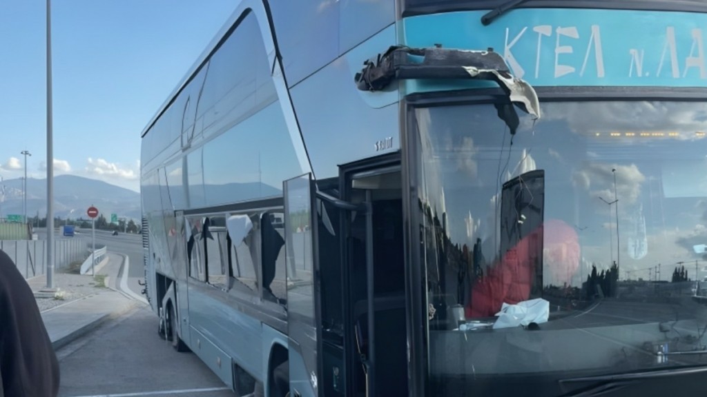 Πανικός σε λεωφορείο του ΚΤΕΛ που εκτελούσε το δρομολόγιο Αθήνα – Λάρισα: Έσκασε το λάστιχο και προσέκρουσε σε μπάρες (vid)
