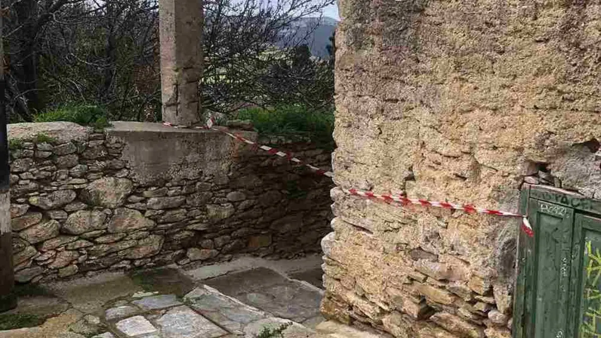 Αμοργός: Κλιμάκια του δήμου κλείνουν σπίτια με κόκκινη κορδέλα (ΦΩΤΟ)