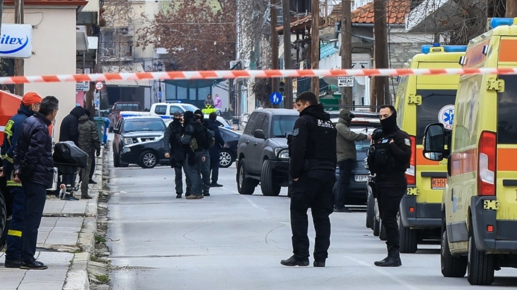 Λάρισα: Συγκλονίζει η μάνα του ενός θύματος – “Το παιδί μου πήγε για μεροκάματο κι αυτός τον καθάρισε”