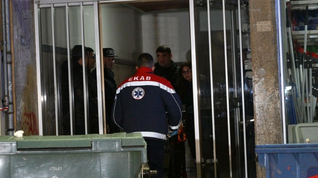 Λάρισα: Η μητέρα της 38χρονης προσπάθησε να την κρατήσει για να μην πέσει στο κενό – Συγκλονίζουν οι λεπτομέρειες της τραγωδίας