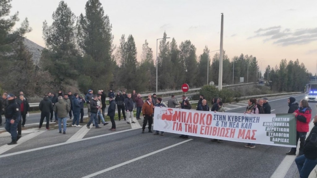 Λάρισα: Αγρότες του μπλόκου Γυρτώνης απέκλεισαν αιφνιδιαστικά την ΠΑΘΕ