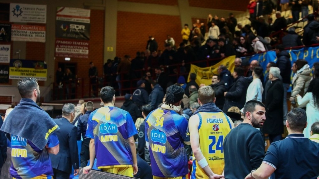 Λαύριο – Μαρούσι: Σοβαρά επεισόδια και προσωρινή διακοπή της αναμέτρησης – Εικόνες και βίντεο