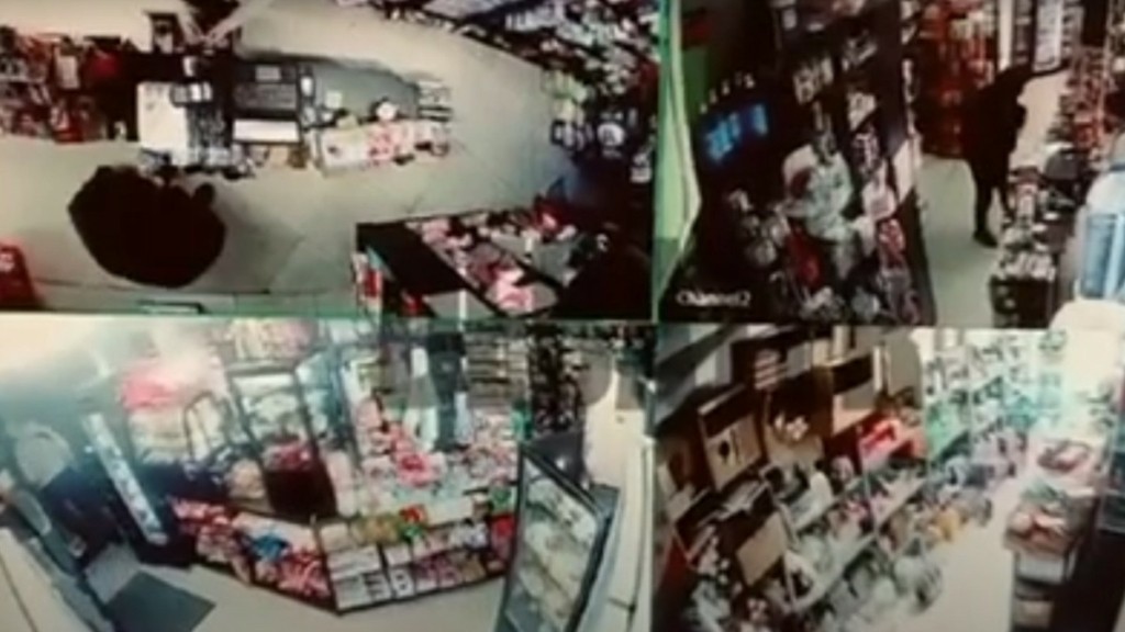 Μέγαρα: Η στιγμή που συνοριοφύλακας εκτός υπηρεσίας συλλαμβάνει ληστή σε μίνι μάρκετ