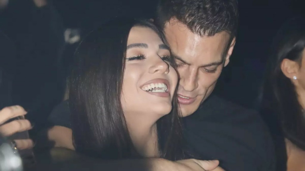 Το παθιασμένο φιλί Μελίνας Νικολαΐδη και Δημήτρη Φιντιρίκου στα MAD VMA 2025 – Η αναφορά της Δέσποινας Βανδή