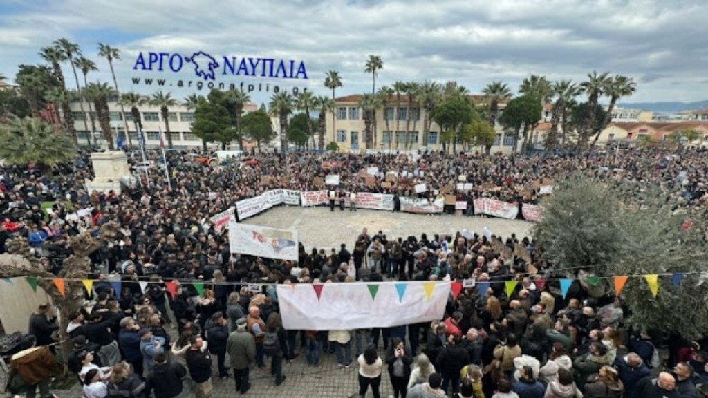Ναύπλιο: Πλήθος κόσμου στη συγκέντρωση για τα Τέμπη (φωτογραφίες)