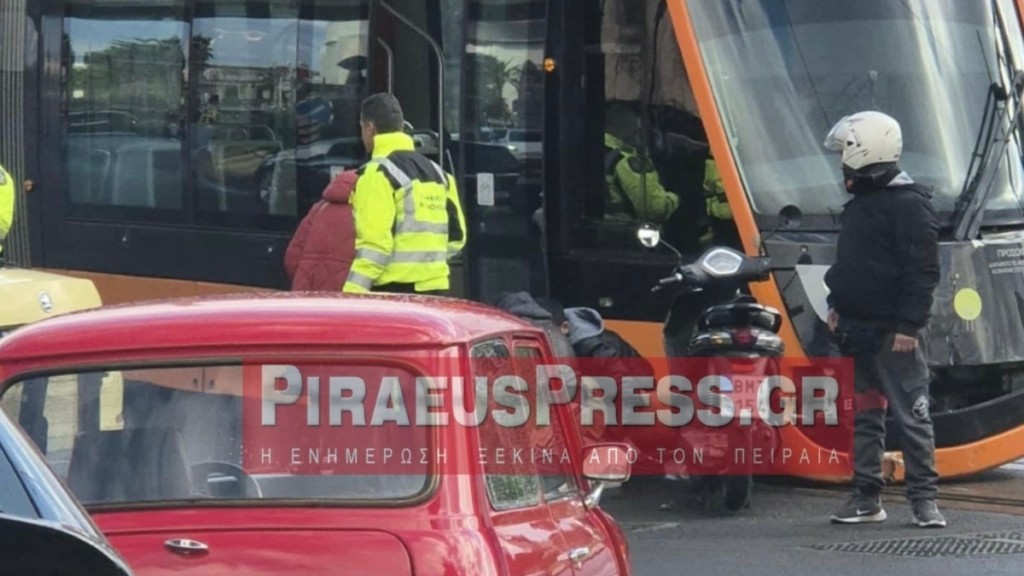 Νέο Φάληρο: Μηχανάκι τράκαρε με το Τραμ – Τραυματίστηκε ο οδηγός