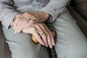 Φωτιά στα Στάμνα Αιτωλοακαρνανίας: Στο κέντρο υγείας Αιτωλικού οι ηλικιωμένοι μετά την εκκένωση της περιοχής