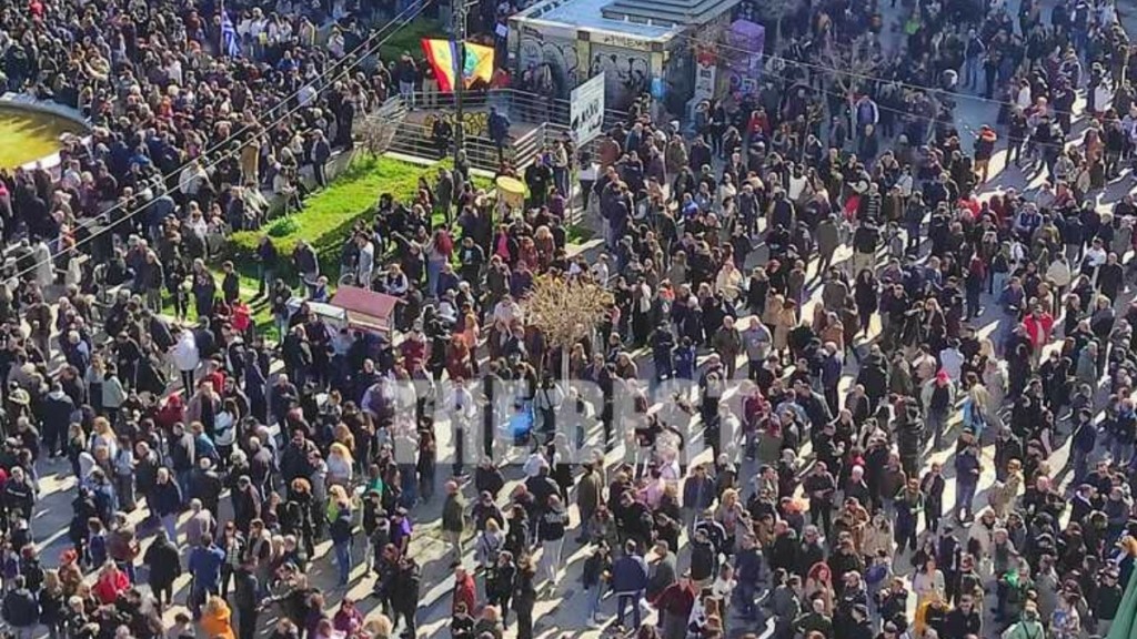 Πάτρα – Τέμπη: Περισσότεροι από 50.000 στην πλατεία Γεωργίου – Εικόνες από την μεγαλειώδη πορεία(Βίντεο – Φωτογραφίες)