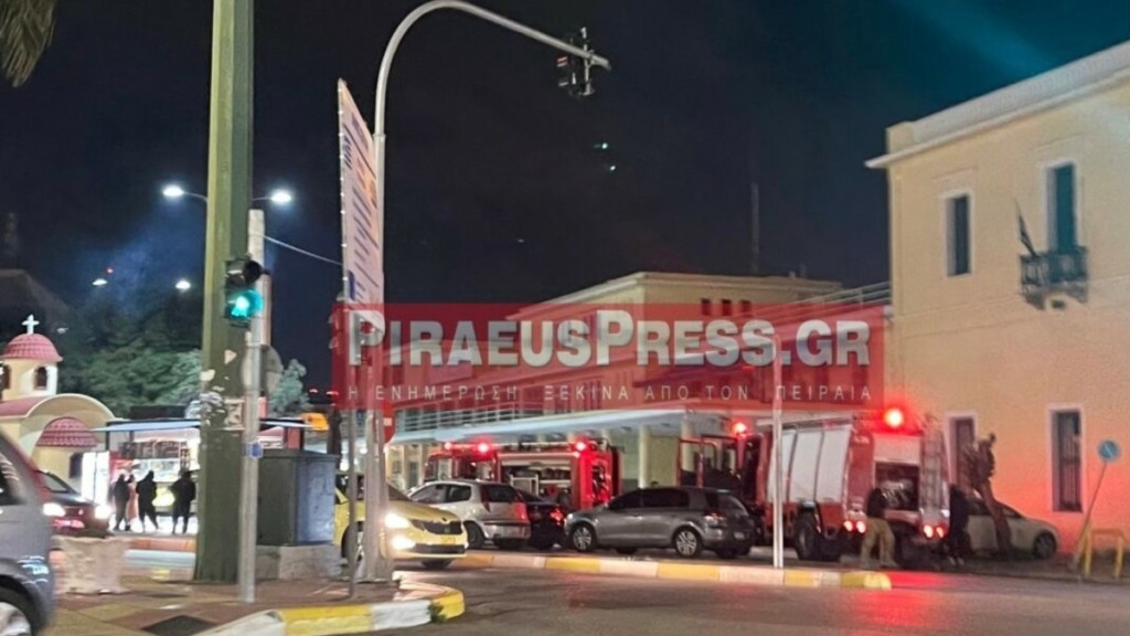Φωτιά σε αυτοκίνητο στον Πειραιά – Δείτε εικόνες από το σημείο