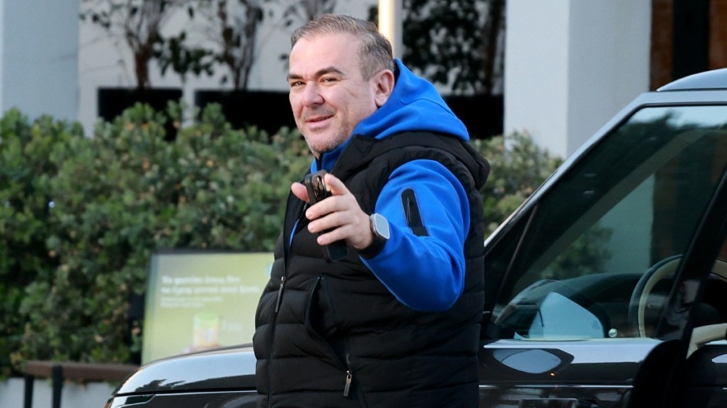 Αντώνης Ρέμος: Με φόρμα και λευκά chunky sneakers σε βόλτα στη Γλυφάδα – Φωτογραφίες