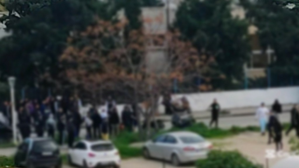 Ρόδος: Μαθητές με σανίδες συγκεντρώθηκαν έξω από σχολείο – Τι συνέβη (pic)