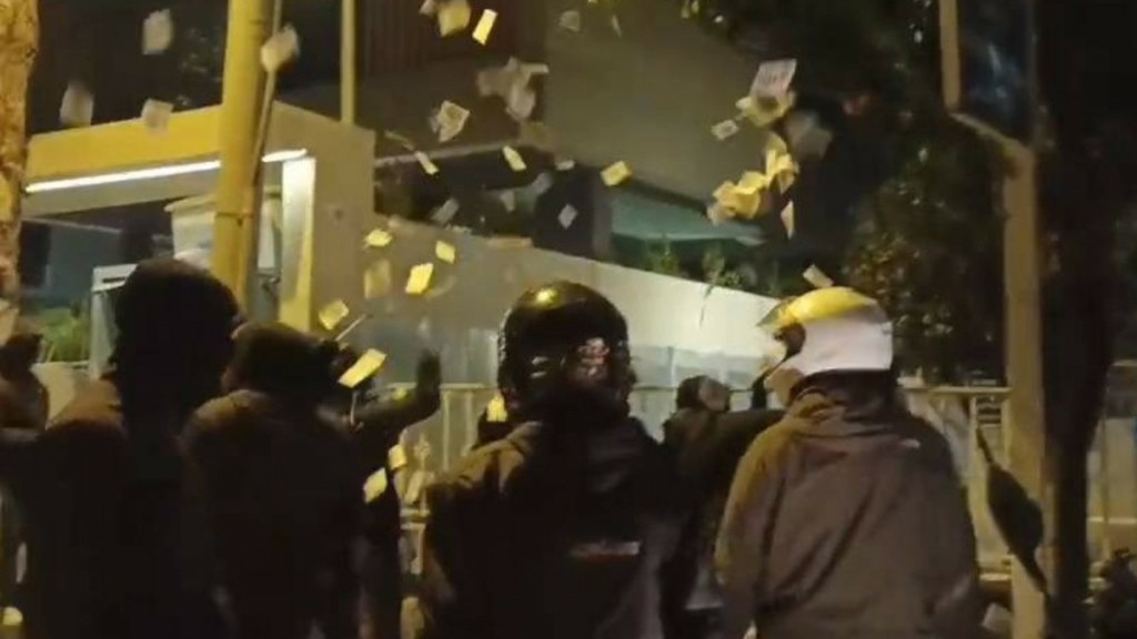 Ρουβίκωνας: Παρέμβαση στο σπίτι του Παναγιώτη Τερεζάκη στο Νέο Ψυχικό – Πέταξαν τρικάκια