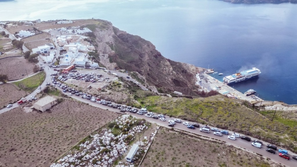 Η μεγάλη «έξοδος» από τη Σαντορίνη: Μποτιλιάρισμα στο δρόμο για το λιμάνι – Ποιες είναι οι απαγορευμένες περιοχές